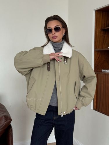 Утепленная женская куртка оливкового цвета