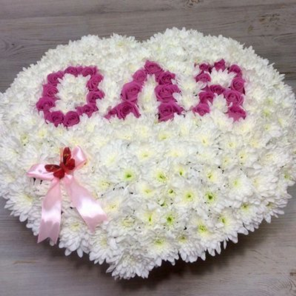 Имя девушки из хризантем с розами