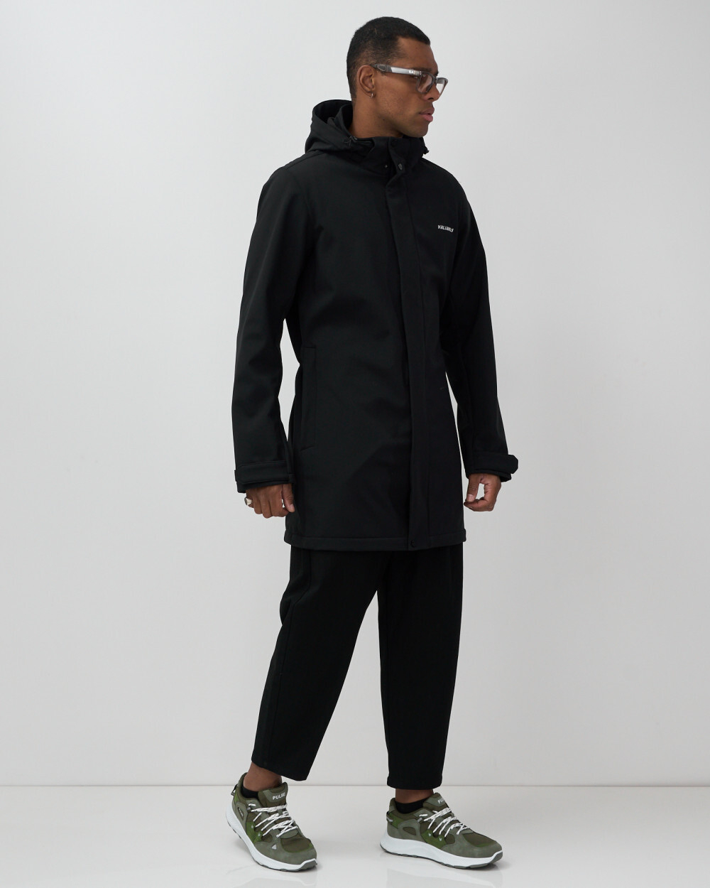 Парка спортивная мужская с капюшоном softshell черного цвета 9565Ch
