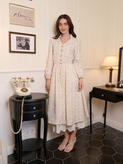 Платье с воротником стойкой