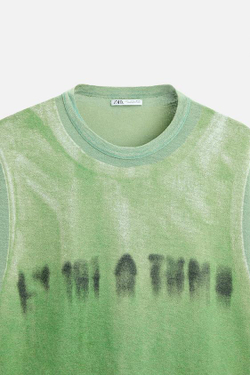 ZARA ТРИКОТАЖНАЯ ФУТБОЛКА С ПРИНТОМ В ВИДЕ ФУТБОЛКИ, ЗЕЛЕНЫЙ