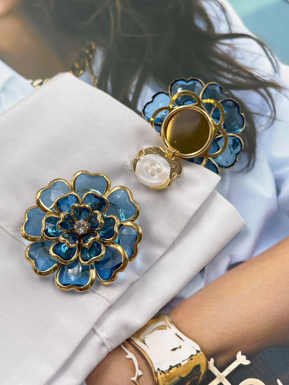 Накладка на пуговицу в виде голубого цветка