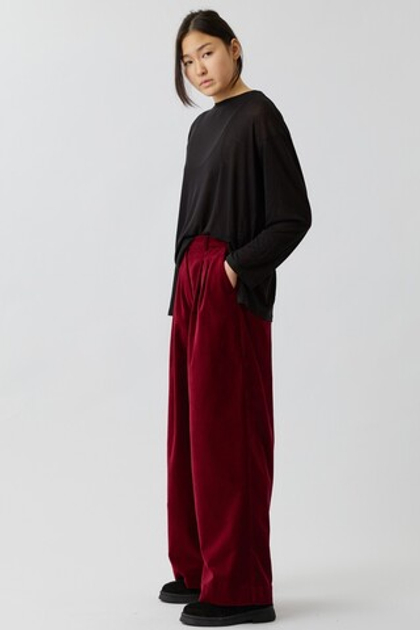 Брюки со складками из бордового бархата