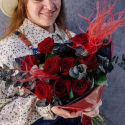 85. Классический темный букет с розами и стифой