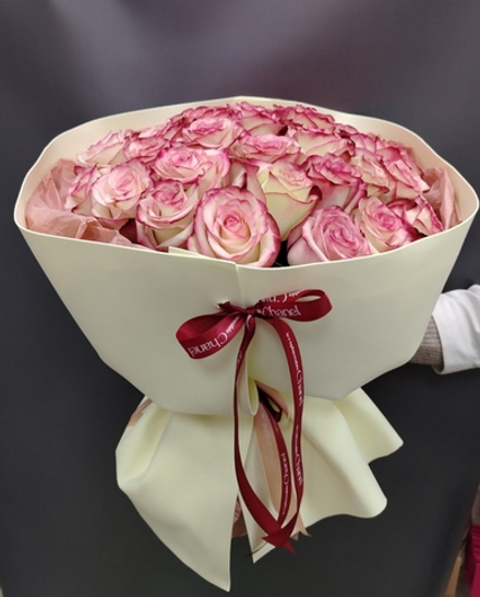 35 роз в упаковке из фоамирана