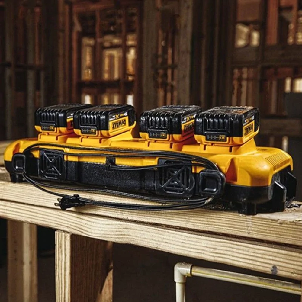 Универсальное зарядное устройство на 4 порта DeWALT DCB104, DCB104-QW