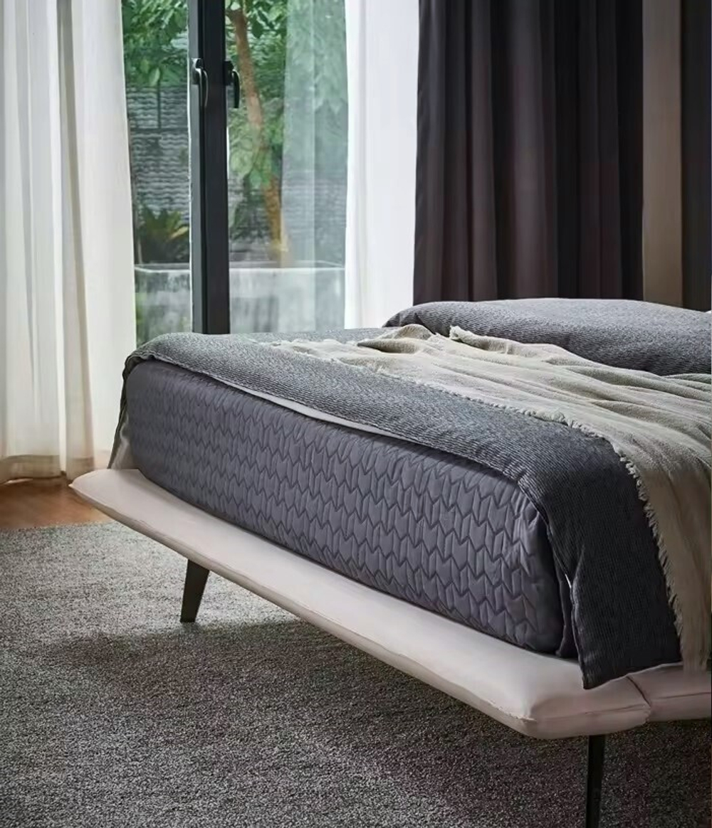 Двуспальная кровать на ножках John-John