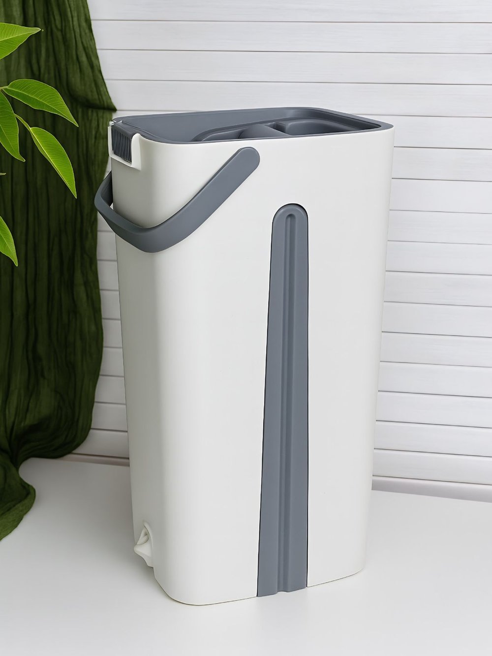 Ведро для мытья полов 4+4л с отжимом, шваброй, 2 насадки в комплекте