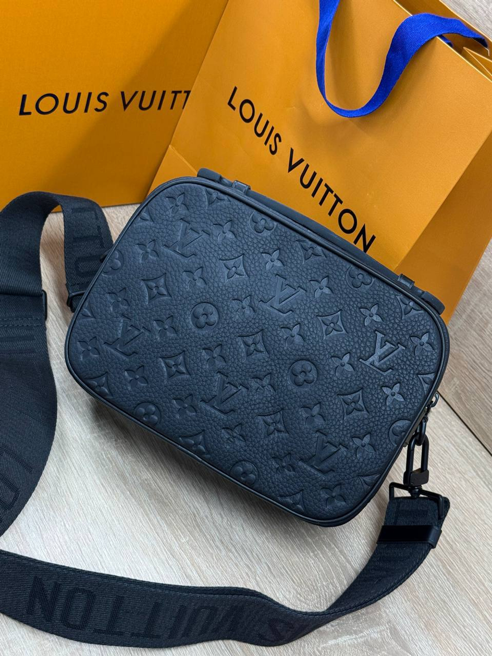 Сумка-мессенджер Louis Vuitton