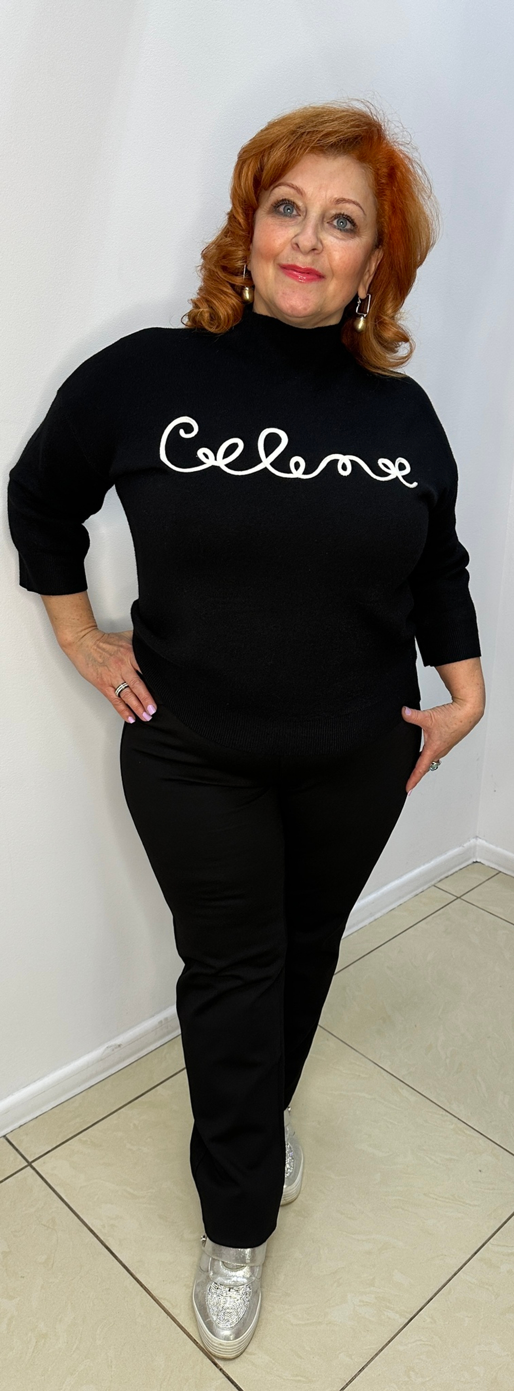 Однотонный черный джемпер с белой надписью