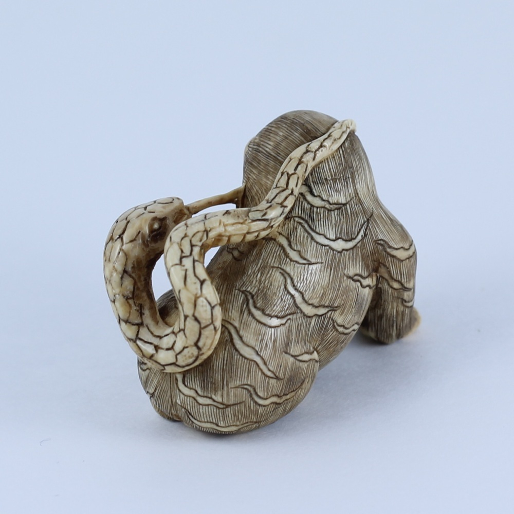 Нэцкэ Обезьяна и змея (мамонт)