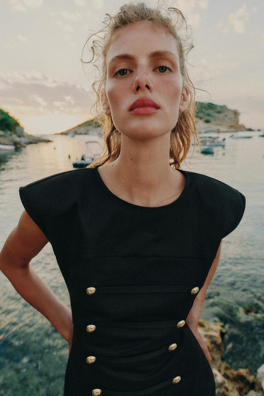 ZARA КОРОТКОЕ ПЛАТЬЕ С БРАНДЕБУРАМИ, ЧЕРНЫЙ
