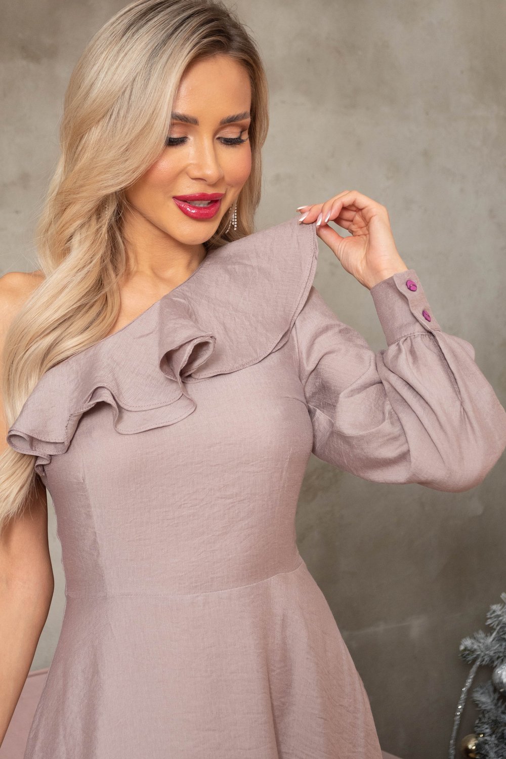 Платье в цвете какао на одно плечо из вискозы