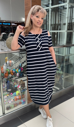 Трикотажное платье в полоску с вынутыми плечиками на большие размеры