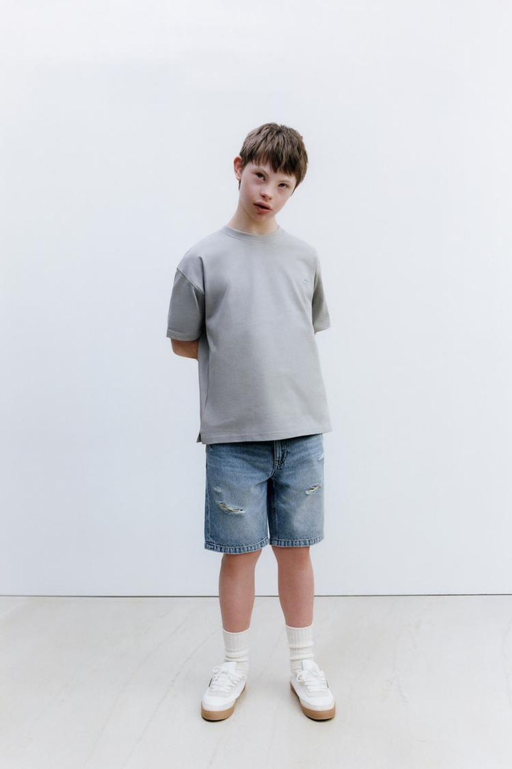 ZARA ДЖИНСОВЫЕ ШОРТЫ С РАЗРЕЗАМИ, ГОЛУБОЙ