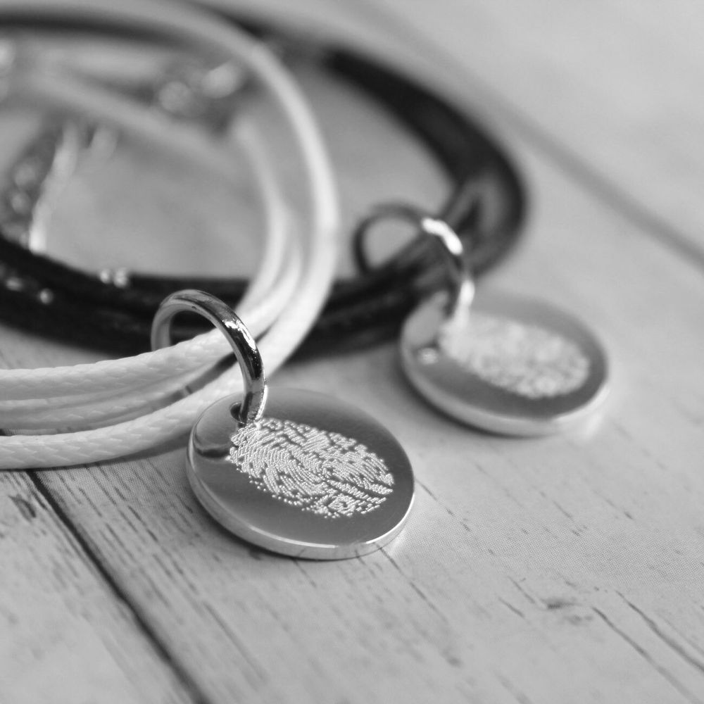 Парные кожаные браслеты-шнуры с монеткой из серебра с отпечатком пальца на заказ