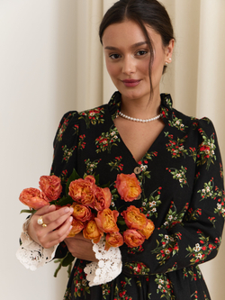 Платье с воротником стойкой