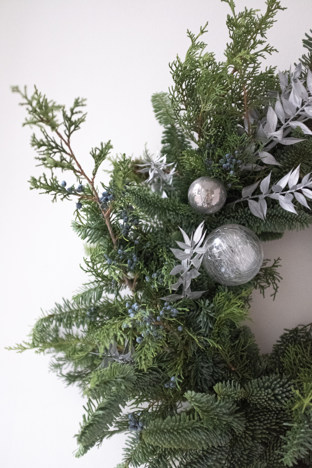 Рождественский венок с серебряным декором