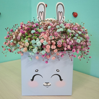 Композиция гипсофила в коробке Милый зайка