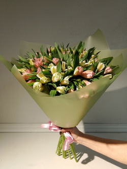 Гвоздика бывает стильной в букете с эвкалиптом (М0020)