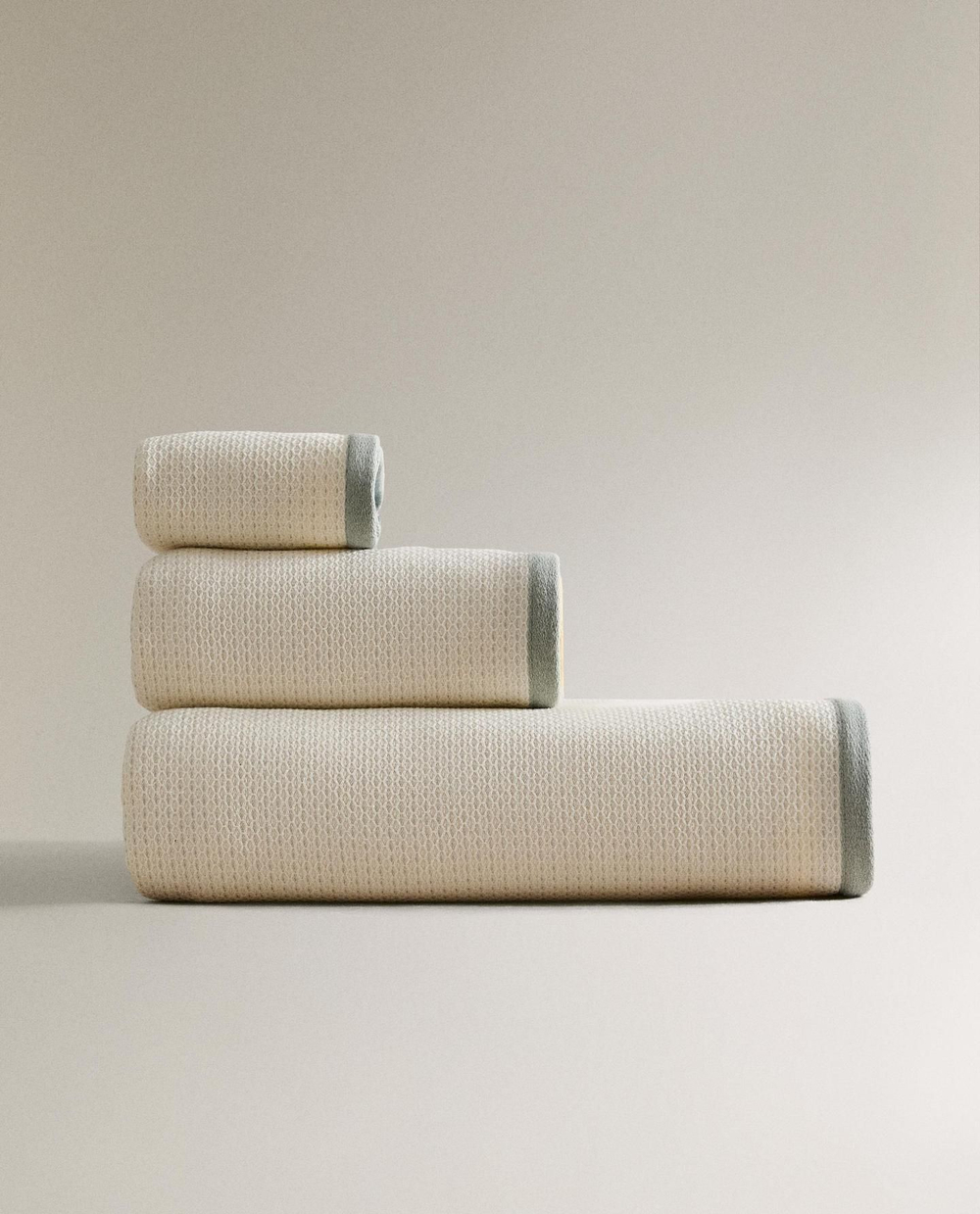 Zara Home - Банное полотенце с текстурой и строчкой, синий, 90х150 см