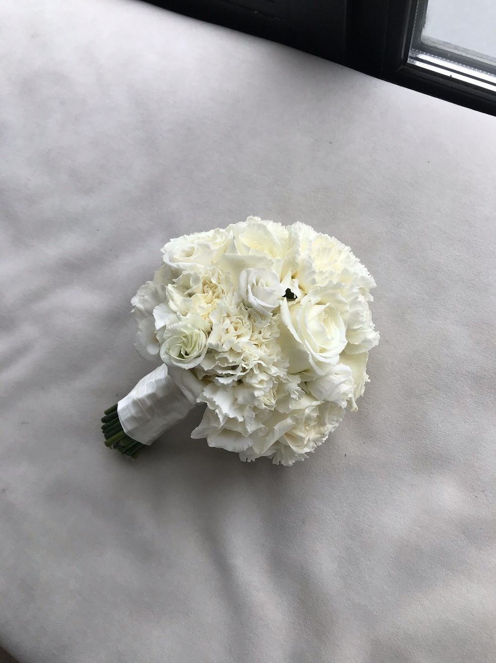 Свадебный букет из оноголовых роз, диантусов и лизиантуса