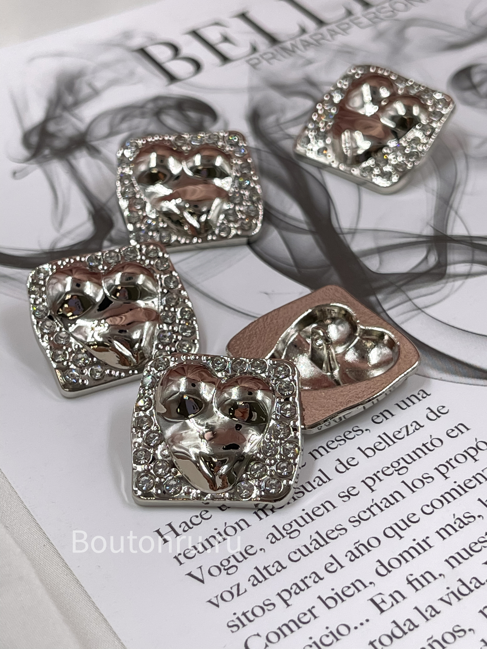 Пуговицы серебристые Скиапар. квадратные в стразах с рельефом тела