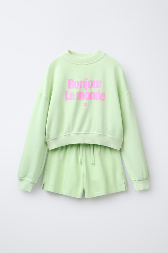 ZARA КОМПЛЕКТ ИЗ ТОЛСТОВКИ И ШОРТОВ С НАДПИСЬЮ, ЗЕЛЕНЫЙ