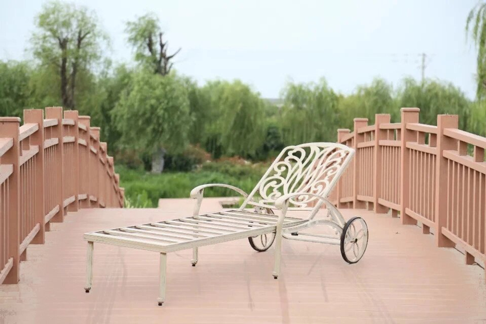 Белый шезлонг из литого алюминия Fiorino