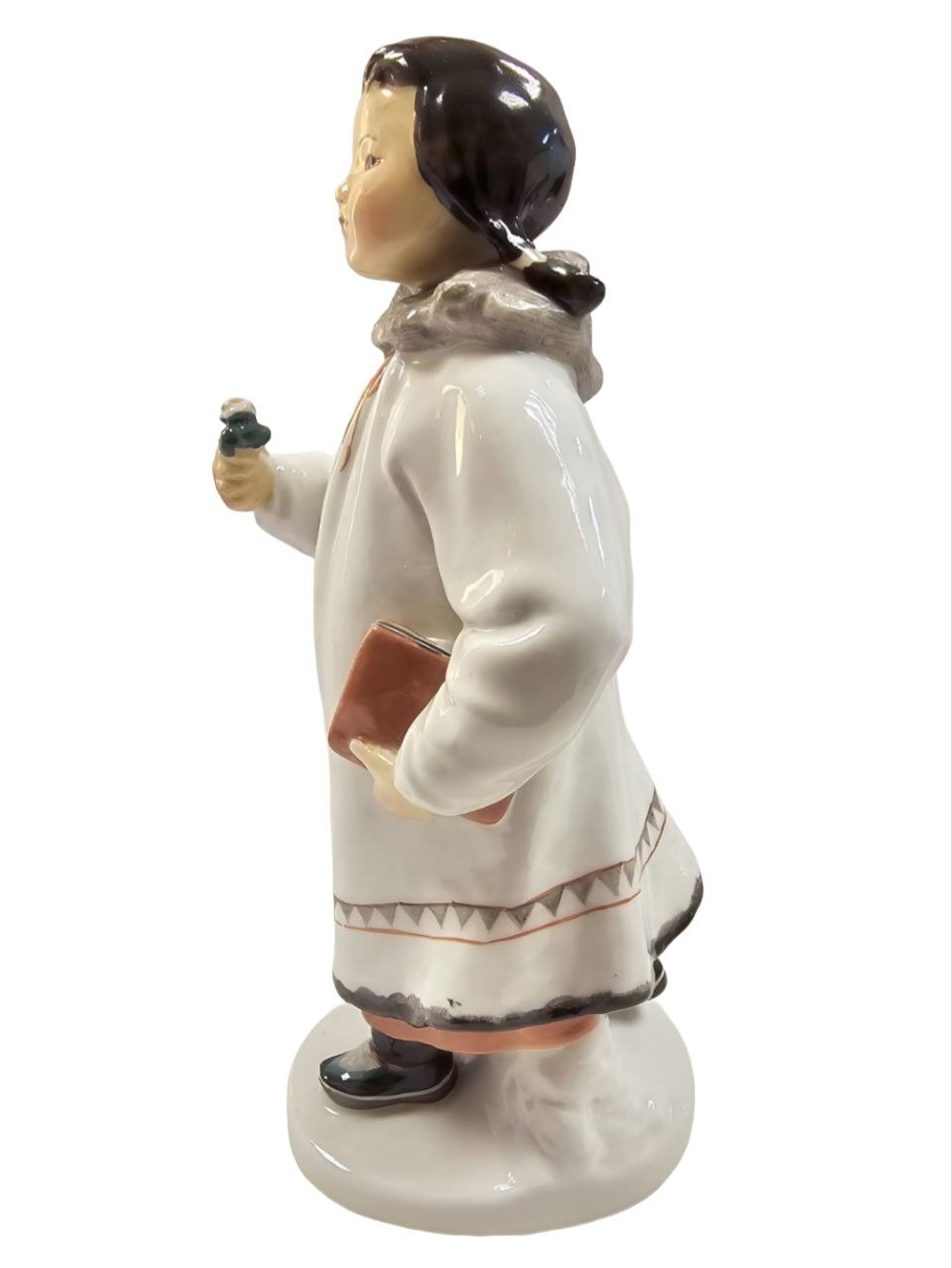 Фарфоровая статуэтка "Якутка с цветком и книгой" ЛФЗ