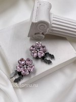 Накладка на пуговицу черная в форме цветка с розовыми стразами