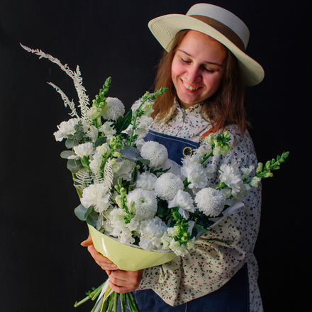 49. Стойкий белоснежный букет в современном стиле