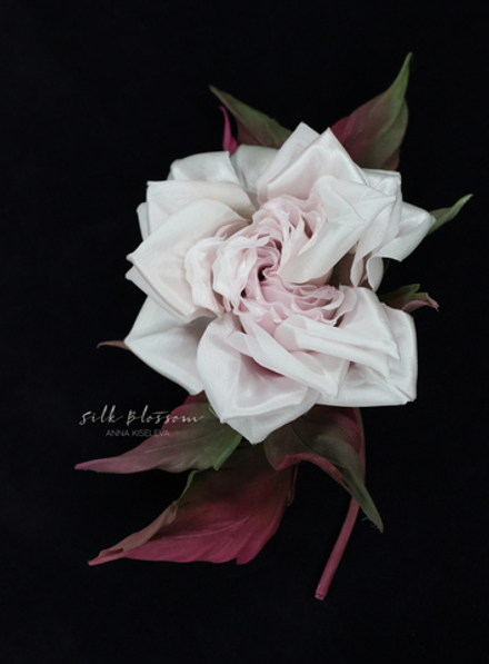 Брошь нюдовая роза из шелка