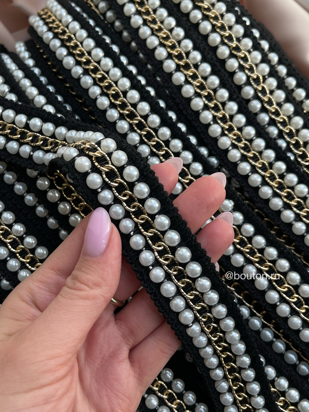 Тесьма черная с золотой цепью и жемчугом