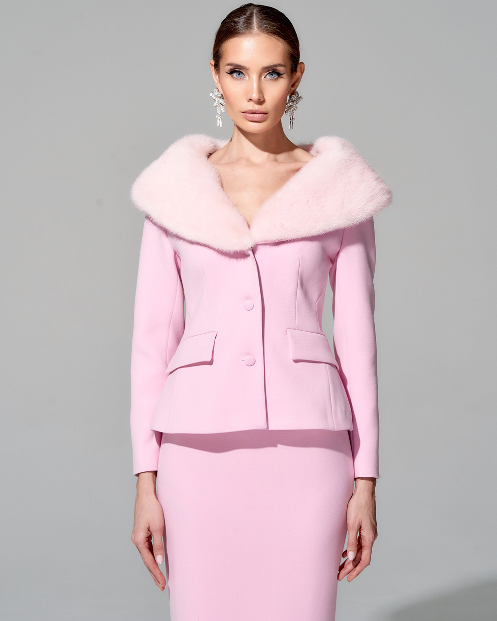 Приталенный жакет "Принцесса Монако" из итальянского крепа с меховой отделкой