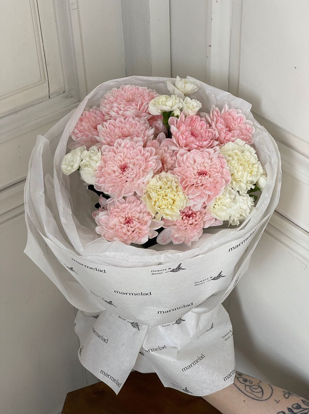 Букет с персиковой хризантемой и кустовыми диантусами