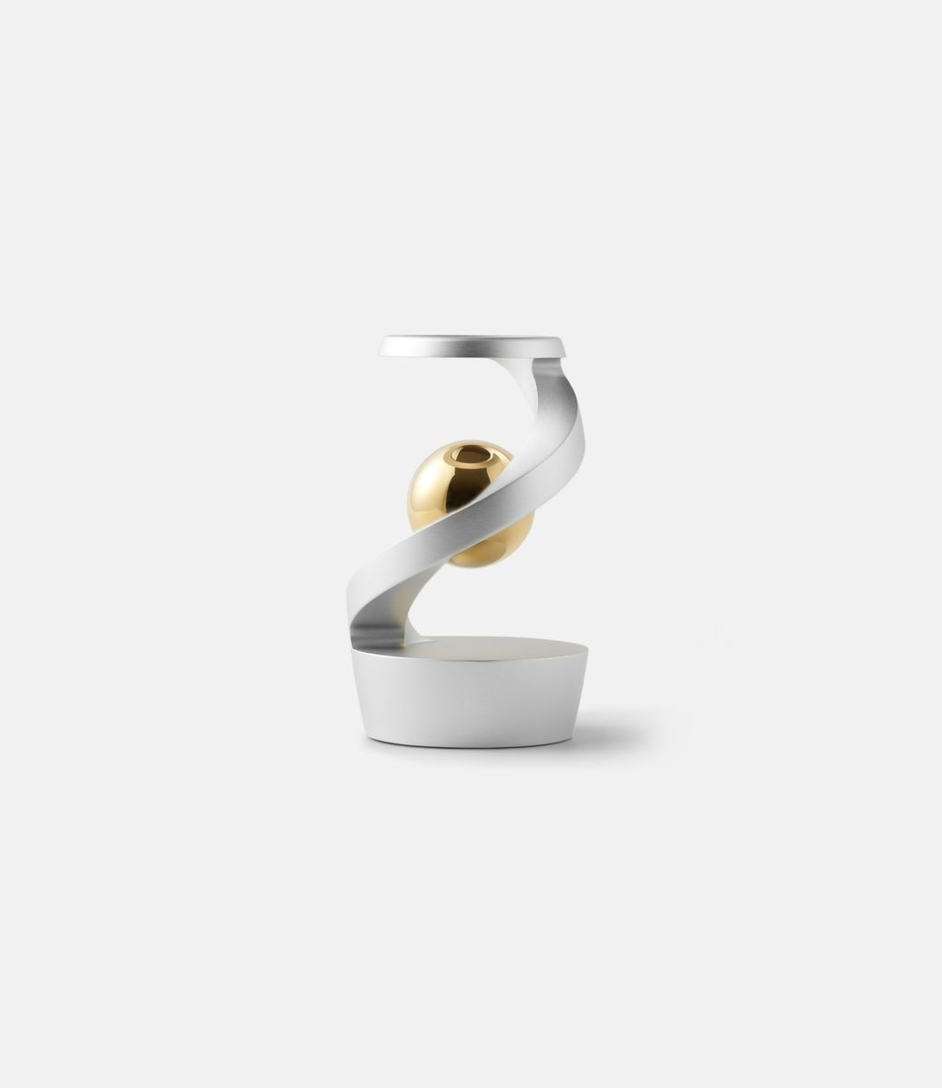 Mezmoglobe Luna Silver — кинетическая настольная скульптура