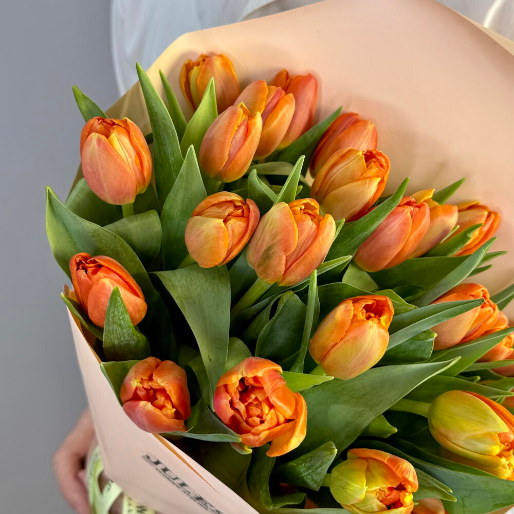 Букет из оранжевых пионовидных тюльпанов