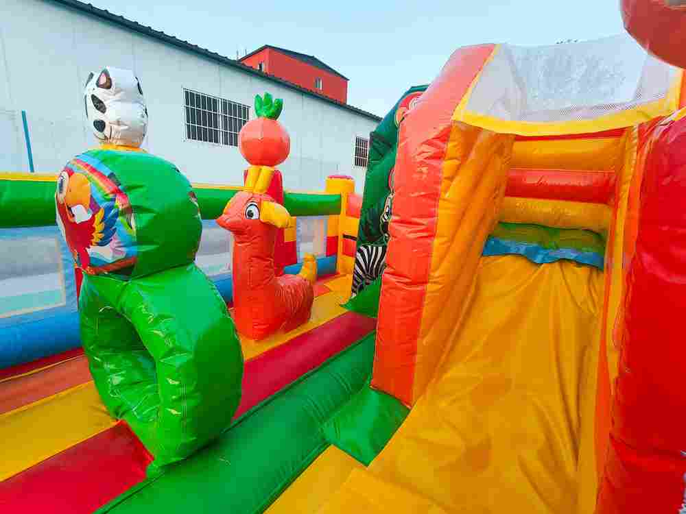 Коммерческий надувной батут «Попугайчики 2» с горкой, 5*4*2,8 м