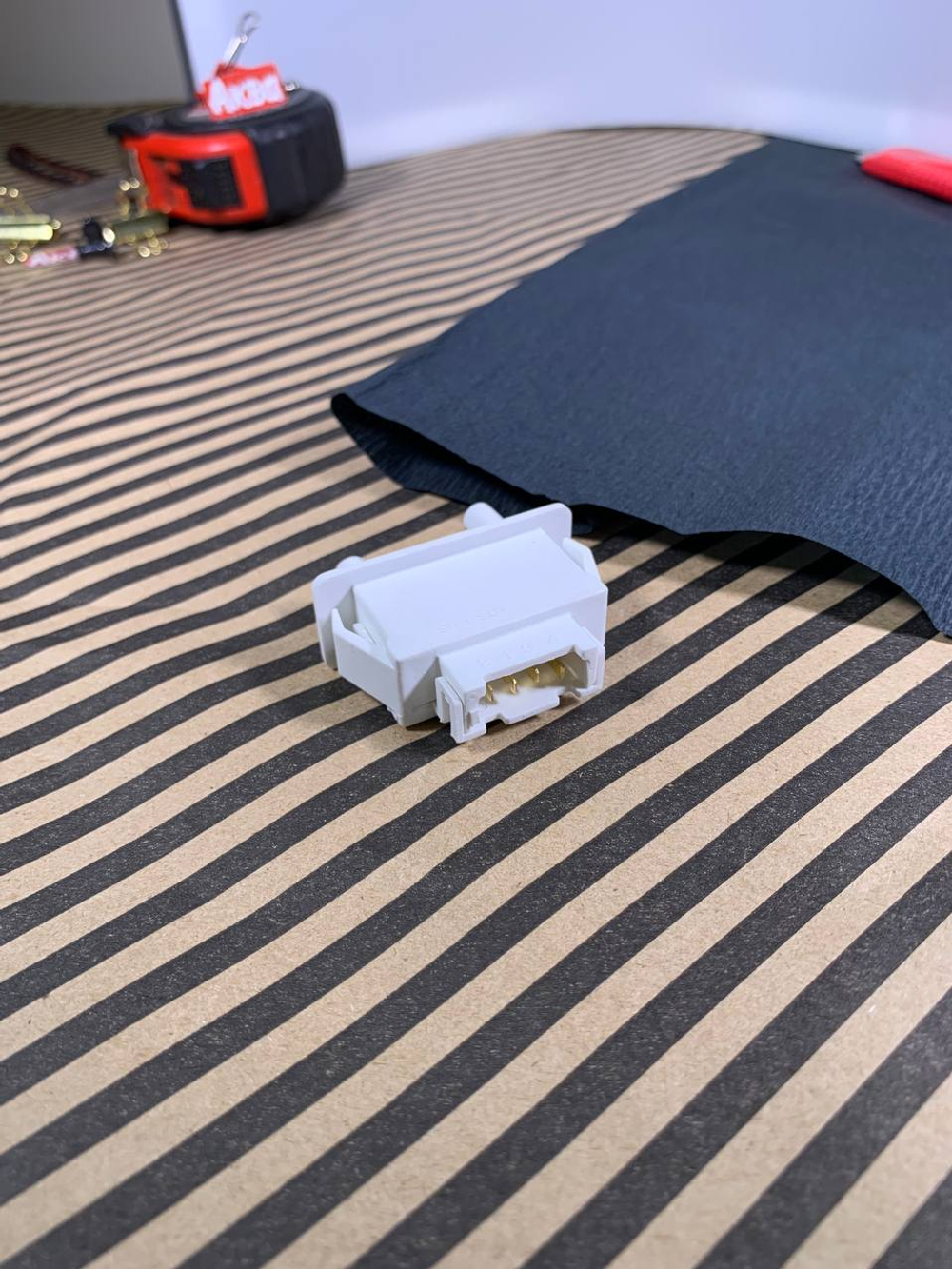 Выключатель света для холодильника самсунг DA34-10138J 2 контакта.