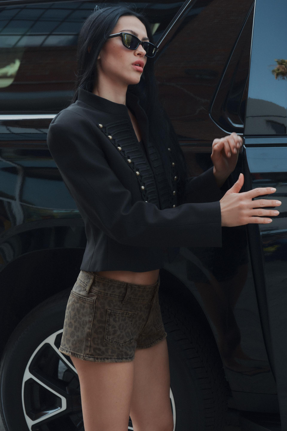 ZARA ПРИТАЛЕННЫЙ БЛЕЙЗЕР С ПОДПЛЕЧНИКАМИ, ЧЕРНЫЙ