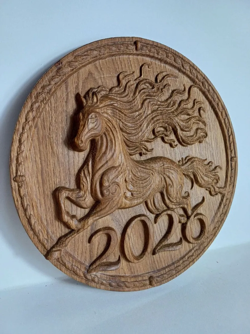Панно из дуба сувенир Лошадь 2026 D=20см