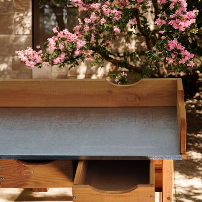 Садовый стол с цинковой столешницей и выдвижными ящиками для пересадки растений и цветов