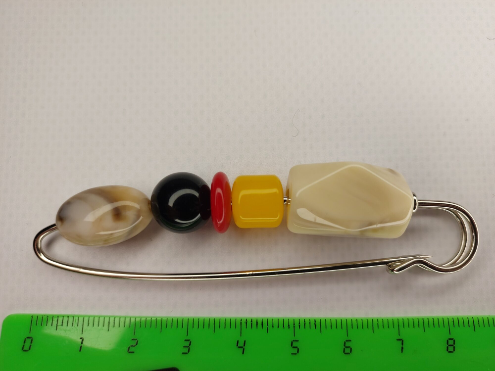 Булавка брошь  для кардигана, пальто, платков, костюмов, одежды. . Цвет жёлтокоричневый.