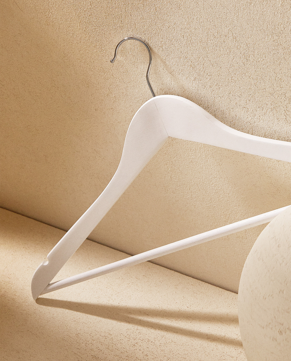 ZARA HOME ЛАКИРОВАННАЯ ДЕРЕВЯННАЯ ВЕШАЛКА (НАБОР ИЗ 3 ШТ.), БЕЛЫЙ