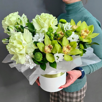 Композиция с французскими розами и орхидеями