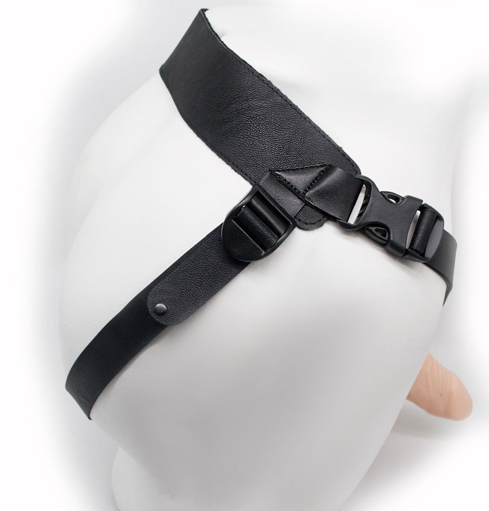 Пустотелый реалистичный фаллопротез на ремешках с заклепками - 19,5 см. (Цвет: телесный с черным)