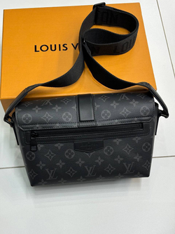 Сумка-мессенджер Louis Vuitton