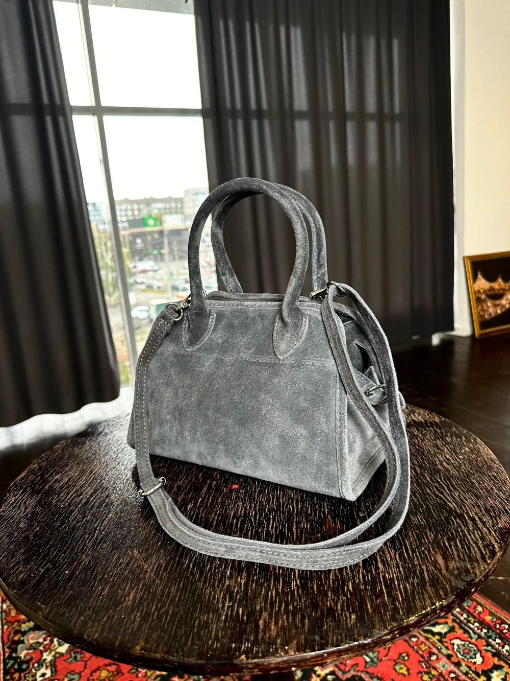 Женская сумочка из натуральной замши серого цвета