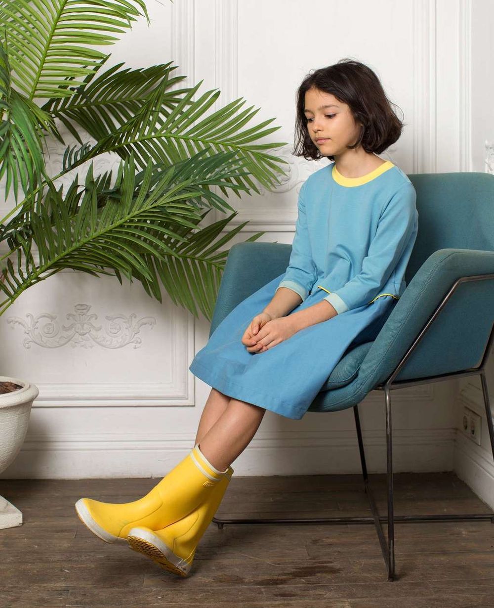 Голубое платье с кантом